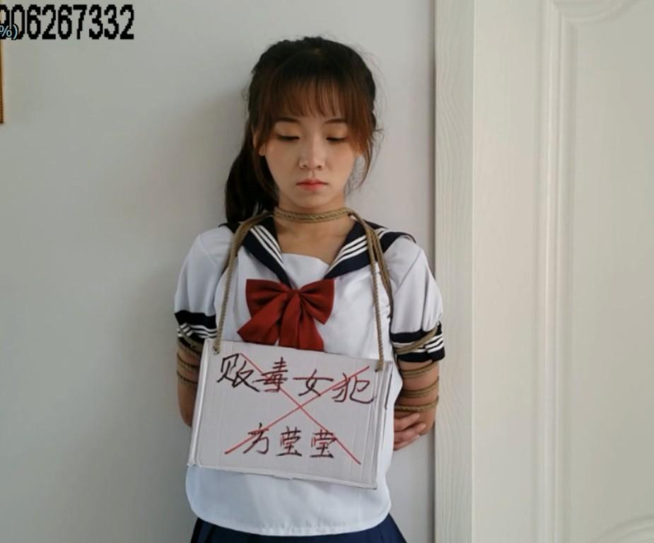 女犯私拍《大学生贩毒始末》 片长41分钟，1080p全高清拍摄。故事讲述了一个大二女学生日常挥霍无度，肆意攀比虚荣，最终走上贩毒的不归路....《暑假的一天午后，刚刚联系完买家的莹莹伸了伸懒腰，准备美美睡个午觉，然后就去接头卖冰毒。可她刚刚睡下，警察突然闯入，一个黑洞洞的枪口对准了她，随之她被反铐带走...到了警局莹莹看到地上黑漆漆的脚镣，瞬间就明白了些什么，她犯的罪不轻！虽然莹莹对自己贩毒藏毒的犯罪事实供认不讳，还是因为贩毒数量太大而被判处死刑，在她最后的日子里，她和管教提出来一个要求，那就是想见她的养母最后一面，并且想穿上自己最喜欢的学生服肉丝上刑场....这一切都如她所愿，但是她的养母只是给她送来了衣服丝袜，却没有和她说一句话....临刑的那天清晨，莹莹为自己梳洗打扮化妆，然后对着镜子久久发呆，直到法警将她五花大绑押走，莹莹还是面无表情，仰头望天....》本片为一往情深绳艺工作室定拍作品，版权所有，定拍咨询qq1002871968 客服qq906267332 欢迎定拍咨询交流。“网盘文件为压缩包，统一解压密码ywqs”