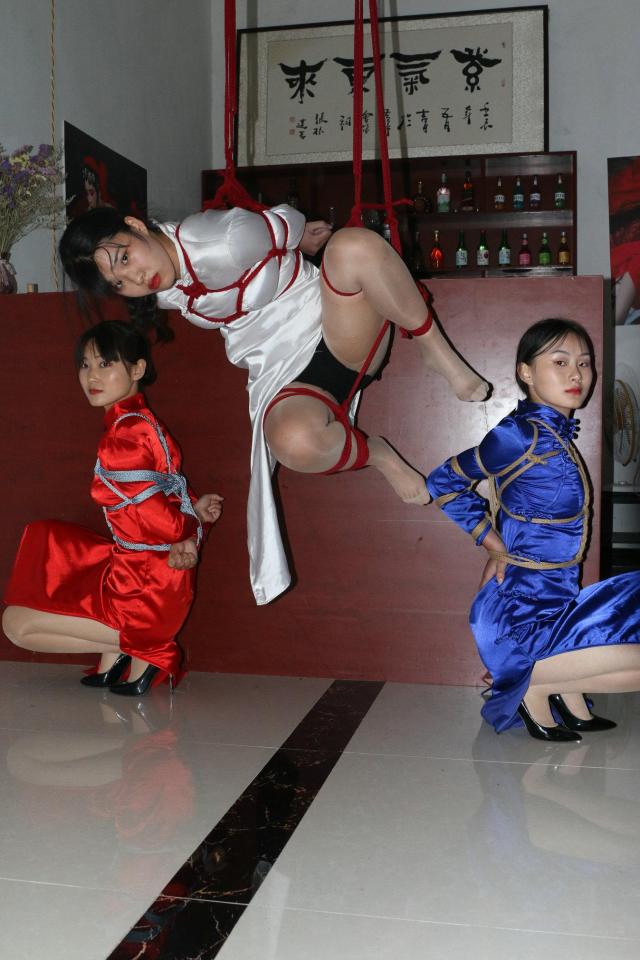   胜景影视   新片《女绳师悬吊》第九集  女绳师的捆绑技术一流，剧情内容丰富多彩，精彩多多，值得拥有，同时多样化吊起 ，大家不要错过女绳师捆绑悬吊经典之作，请欣赏原视频吧QQ461999667 