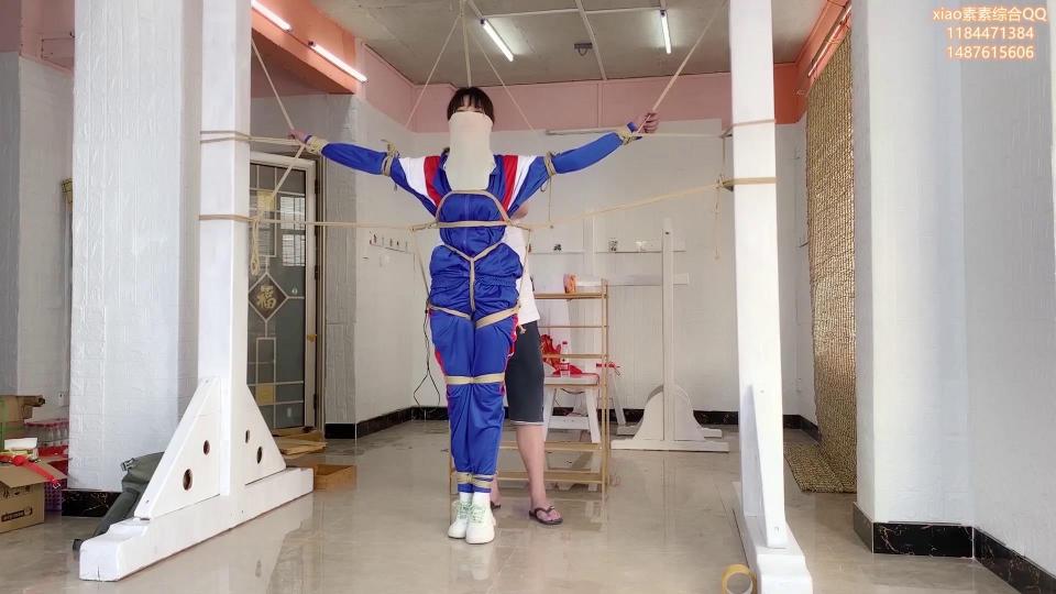 xiao素素：第四集：xiao素素校服运动鞋白色棉袜 被大叔TJ系列  第四集     xiao素素：第四集：xiao素素校服运动鞋白色棉袜 被大叔TJ系列  第四集    <br>                                    xiao素素QQ：14732122269  3147195239    主加1487615606<br> 第一集：      女生穿蓝色校服，被司机大叔大字捆在沙发上，下面已经[不可描述]帮棒（内置），逐渐清醒  司机大叔用手TJ 加大帮帮的挡位 xiao素素gc过去<br>                    随后xiao素素写作业 因为下面有内置帮帮慢慢的有了感觉  作业也不写了 去床上带上手考和脚考开始ziwei起来   突然大叔发来信息让xiao<br>                    素素穿好装备带好bangbang去楼下见他！<br> <br> 第二集：女生背起书包出门，上车，汽车开走 到达目的地后，女生跟随司机进屋，司机示意女生躺倒床上 司机在女生大腿内侧和小肚位置贴上电极片，然后把女生绑在床上，50米绳子蛇缚的完全固定足，bangbang抵住裆部 。司机上床，一边用手抚摸女生全身，一边TJ，女生多次GC <br>女生小声说：我要……我要……  司机：哼，你倒是想得美<br>第三集：司机坐在床边示意女生走到自己面前，女生夹紧身子害羞站过去，司机开始捆绑TJ女孩，被司机双手抱住双腿的姿势捆绑起来， 司机不一会就在旁边睡着了，由于bangbang的噪音和女生的呻吟让司机无法睡着，司机翻了几个身，随后大怒 司机重新更严厉的捆绑了女生，用绳子把bangbang固定在女孩的下面 手也捆住握住bangbang完全动不了然后让女生重新抱好双腿靠回床头，这一次司机让女生。双手握住长bangbang的手柄，位置正好压在女生yin部，用绳子把长bangbang的头部和裆部股绳连好，这回，女生双手会把长[不可描述]一直抵在自己的yin部，如果女生晃动双手，则会牵拉裆部的股绳，也会通<br>过bangbang（内置）刺激到自己 女生被司机放置gc，司机将所有器具的档位调至最大，然后躺在一旁睡觉<br>第四集：xiao素素被司机拉到tj室就行tj，让素素张开双手固定在上面 然后拉高固定住让小素素动弹不了，然后全身上下10道绳索实行  完全不能动，并且所有的绳子都相互拉扯，放进遥控td，TJ GC 所有的冲击合并在一起交加着。<br>第五集：。。。。。。。。。。。。。。。。。。。完<br> <br>                                                    其他几集暂时待续 文字。<br>                     解压密码：xss123<br>                  订拍-约拍体验-综合业务    xiao素素QQ：14732122269   3147195239  1487615606      <br>                                         <br>                     重点： 系列作品希望大家多多支持原创<br>            <br>影片时长：30分钟<br>影片大小：1320m<br>售价：22