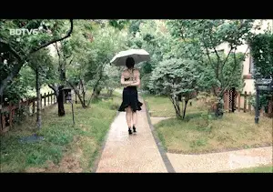 【半岛束艺台】【户外】YT713 炫酷的造型和大写的尴尬：拉丁雨中散步偶遇大爷 如此凉爽的雨天使台长无法按捺住外出的心，为解决遮雨难题，本台技术支撑中心研发了一种新造型（请看截图），在这种新技术的支持下被绑人无需他人帮助即可撑伞。本以为下雨小区内不会有人，结果一转弯就遇到了保洁大爷，并非常淡定的跟我打招呼，这并不奇怪，台长所在小区的大爷什么没见过？★★★注：本台所有压缩包解压密码均为：BDTV【半岛束艺台】烟台绳艺原创工作室(小作坊)，全宇宙范围诚邀绳模(烟台、威海、济南、青岛等高铁直达城市优先)，不做精品只做生活，用镜头记录最真实的绳艺，纯净捆绑，健康游戏！为每一个热爱捆绑的朋友展示最纯粹的绳艺，为每一个客户用心打造属于您的专属作品。应聘、定拍请垂询QQ2245148409/微信peninsulastudio或扫描微信二维码，业务洽谈秒回，闲聊看心情，色情勿扰。点击欣赏更多(More Clips)<br>