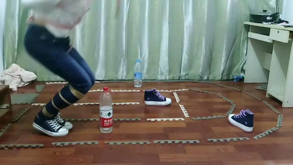 并腿缚过障碍 一个小挑战<br>大概规则：在后手缚并腿缚的情况下按着轨道跳动数圈且不能碰到轨道或障碍物，每完成一圈增加一些难度。<br>碰到障碍物或轨道就要在左右脚的鞋子里各加入两颗黄豆并重新开始本圈。<br><br>中间加了一次黄豆之后跳来跳去好疼，不过自己的稳定性还不错，最终顺利完成。
