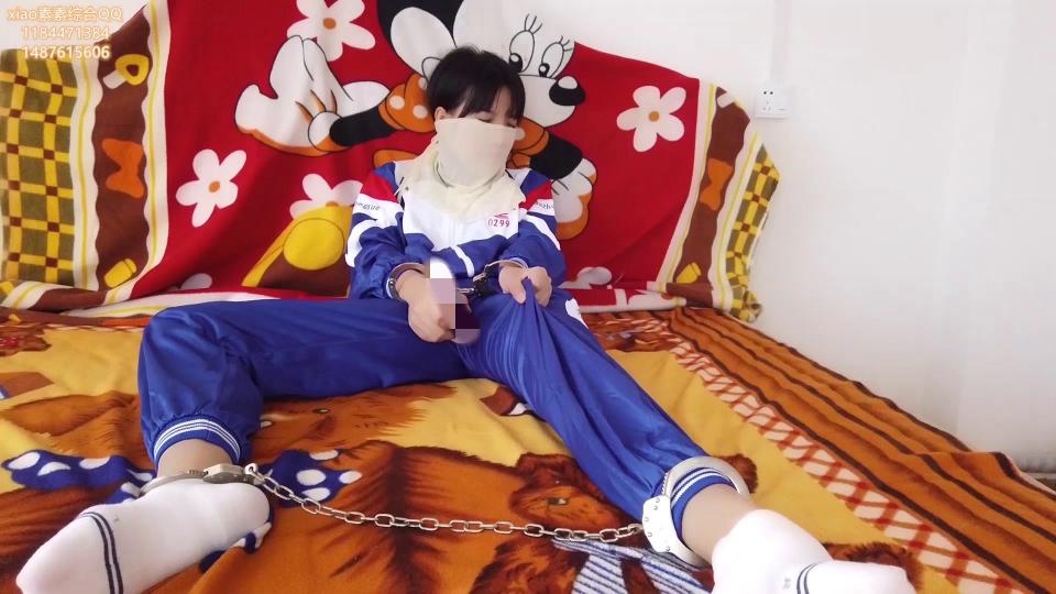 xiao素素：学生服   加拍片段   这个姿势这个剧情某位同好超级喜欢所有家拍一段！ xiao素素：学生服   加拍片段   这个姿势这个剧情某位同好超级喜欢所有家拍一段！<br>                                    xiao素素QQ：14732122269  3147195239    主加1487615606<br>第一集：      女生穿蓝色校服，被司机大叔大字捆在沙发上，下面已经[不可描述]帮棒（内置），逐渐清醒  司机大叔用手TJ 加大帮帮的挡位 xiao素素gc过去<br>                    随后xiao素素写作业 因为下面有内置帮帮慢慢的有了感觉  作业也不写了 去床上带上手考和脚考开始ziwei起来   突然大叔发来信息让xiao<br>                    素素穿好装备带好bangbang去楼下见他！<br><br>                     解压密码：xss123<br>                  订拍-约拍体验-综合业务    xiao素素QQ：14732122269   3147195239  1487615606      <br>                                         <br>                     重点： 系列作品希望大家多多支持原创<br>            <br>影片时长：45分钟<br>影片大小：2020m<br>售价：22