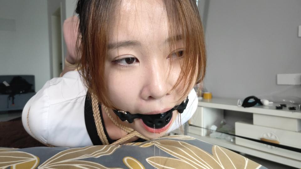 【心悦艺束】婉婉第二弹，肉丝高跟OL驷马反弓吊+TK强制GC（正片） 这是婉婉除了订拍版权视频之外的第二次拍摄，婉婉柔韧性还不错，腰好，驷马反弓起来送上GC。口球堵嘴口水不断，GC颤抖在绳子的束缚下着实诱人。<br>另外婉婉预计9月2号将离开回川，后面拍摄就不便了，有想定拍的抓紧时间哦，婉婉是真实M，能接受比较开放的玩法。比如QL出境什么的，不过就只能给订拍的自己收藏了。。。<br>重申N遍，不要在线解压，和谐超快的。<br>定拍，模特应聘，请加Q2386945992。最低500元即可订拍。<br>视频中的衣物，丝袜，道具有需要的也可联系我。