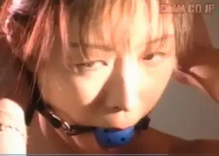 捆绑调教丧服奴隶 捆绑调教丧服奴隶<br>老片子，画质一般，但挺精彩的，金币片分享给大家。