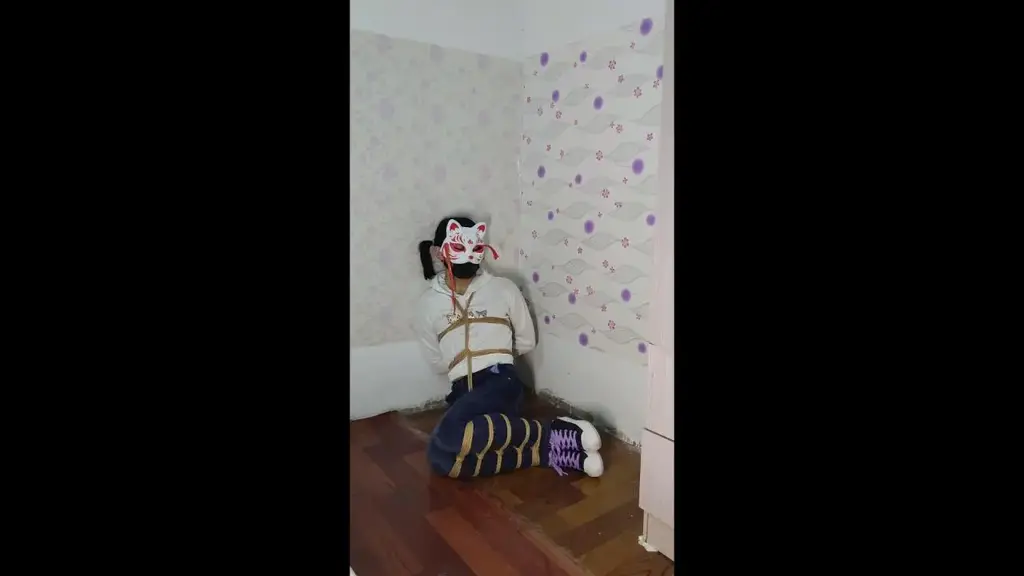 牛仔裤帆布鞋 并腿后手缚挣扎 视频前半段做了一个测试：在一块狭小的区域内，双手平行绑在背后，双腿并拢捆绑，尝试着靠着墙站起来。<br>试了好几次都没有成功站起来，有兴趣的小伙伴可以自己试试看~<br>视频后半段是瞎玩部分。建议喜欢牛仔裤帆布鞋的小伙伴看看~牛仔裤帆布鞋 并腿后手挣扎<br>视频前半段做了一个测试：在一块狭小的区域内，双手平行绑在背后，双腿并拢捆绑，尝试着靠着墙站起来。<br>试了好几次都没有成功站起来，有兴趣的小伙伴可以自己试试看~<br>视频后半段是瞎玩部分。建议喜欢牛仔裤帆布鞋的小伙伴看看~