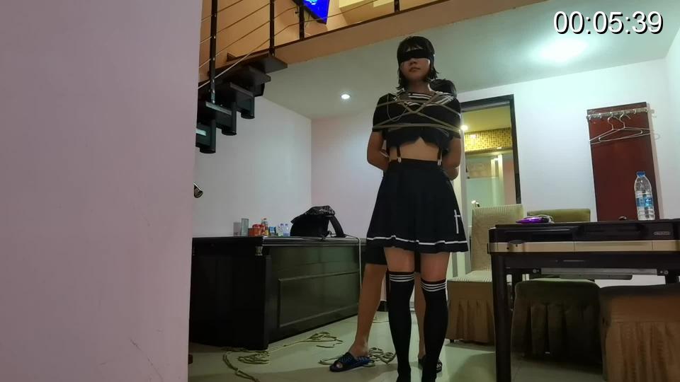 小伪娘体验单腿吊  