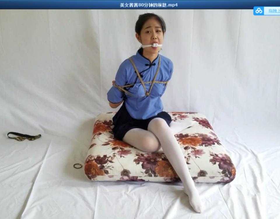 美女茜茜80分钟的煎熬 片长1小时20分钟，1080p全高清拍摄。美女茜茜是个才艺主播，镜头前唱歌跳舞无所不能，偶然的一天她遇到了一个特殊的“大哥”，3万元包她的场，至此茜茜的80分钟煎熬开始了.....本片为一往情深绳艺工作室定拍作品，版权所有，定拍咨询qq1002871968 客服qq906267332 欢迎定拍咨询交流。“网盘文件为压缩包，统一解压密码ywqs”