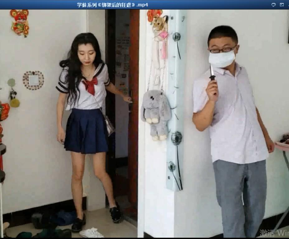 学妹系列《绑架后的狂虐》 片长34分钟，1080p原版高清。学妹小梅回到家中，持刀变态早已埋伏，逼问银行卡密码后，歹徒刚要杀人灭口，看到小梅颇有几分姿色，兽性大发，奸淫小梅后将其驷马紧捆，超紧口球束缚，黑布蒙眼，变态鞭打后扬长而去，受尽凌辱折磨的小梅能顺利自救吗？....本片为一往情深绳艺工作室定拍作品，版权所有，定拍咨询qq1002871968 客服qq906267332 欢迎定拍咨询交流。“网盘文件为压缩包，统一解压密码ywqs”