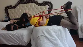 母女系列之母女一起捆一起自助解缚！不得不说，女儿的身材是真好，身体很软，很爆炸。 母女系列之母女一起捆一起自助解缚！不得不说，女儿的身材是真好，身体很软，很爆炸。而且能看出来不摆臭脸了，这是一个质的进步!江山是蛮期待第三季的母女约拍的！顺便提一下，这是第二季母女约拍的最后一部。<br>江山，3401955913////3516763647，加一个号没反应的时候，请加另外一个。<br>模特均可介绍