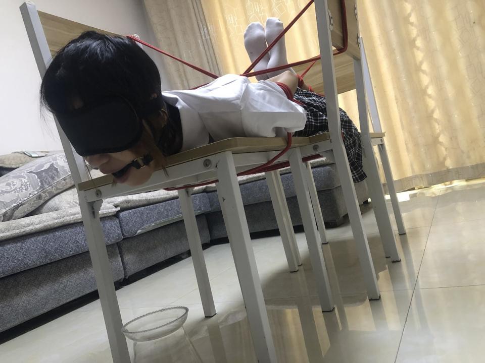【新月原创】00后红豆妹妹 椅子封印术 驷马红绳 可爱白袜 口水收集 JK制服捆绑放置挣扎 蒙眼堵嘴好可爱 【新月工作室】定拍定文QQ：1003187439 有原味袜 红豆妹妹今天的挑战项目是口水收集，用她喜欢的红绳捆绑住这个穿着JK制服的小美女，驷马白袜紧紧捆绑在椅子上，丝毫不能动弹，除了小脚丫可以不停搓动，就只能想办法让口水准确的被收集到容器里……