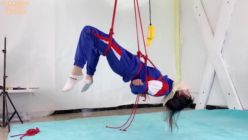 xiao素素：第五集完：xiao素素校服运动鞋白色棉袜 被大叔TJ系列  第五集     xiao素素：第五集完：xiao素素校服运动鞋白色棉袜 被大叔TJ系列  第五集    <br>                                    xiao素素QQ：14732122269  3147195239    主加1487615606<br>第一集：      女生穿蓝色校服，被司机大叔大字捆在沙发上，下面已经[不可描述]帮棒（内置），逐渐清醒  司机大叔用手TJ 加大帮帮的挡位 xiao素素gc过去<br>                    随后xiao素素写作业 因为下面有内置帮帮慢慢的有了感觉  作业也不写了 去床上带上手考和脚考开始ziwei起来   突然大叔发来信息让xiao<br>                    素素穿好装备带好bangbang去楼下见他！<br><br>第二集：女生背起书包出门，上车，汽车开走 到达目的地后，女生跟随司机进屋，司机示意女生躺倒床上 司机在女生大腿内侧和小肚位置贴上电极片，然后把女生绑在床上，50米绳子蛇缚的完全固定足，bangbang抵住裆部 。司机上床，一边用手抚摸女生全身，一边TJ，女生多次GC <br>女生小声说：我要……我要……  司机：哼，你倒是想得美<br>第三集：司机坐在床边示意女生走到自己面前，女生夹紧身子害羞站过去，司机开始捆绑TJ女孩，被司机双手抱住双腿的姿势捆绑起来， 司机不一会就在旁边睡着了，由于bangbang的噪音和女生的呻吟让司机无法睡着，司机翻了几个身，随后大怒 司机重新更严厉的捆绑了女生，用绳子把bangbang固定在女孩的下面 手也捆住握住bangbang完全动不了然后让女生重新抱好双腿靠回床头，这一次司机让女生。双手握住长bangbang的手柄，位置正好压在女生yin部，用绳子把长bangbang的头部和裆部股绳连好，这回，女生双手会把长bangbang一直抵在自己的yin部，如果女生晃动双手，则会牵拉裆部的股绳，也会通<br>过bangbang（内置）刺激到自己 女生被司机放置gc，司机将所有器具的档位调至最大，然后躺在一旁睡觉<br>第四集：xiao素素被司机拉到tj室就行tj，让素素张开双手固定在上面 然后拉高固定住让小素素动弹不了，然后全身上下10道绳索实行  完全不能动，并且所有的绳子都相互拉扯，放进遥控td，TJ GC 所有的冲击合并在一起交加着。<br>第五集： 小素素被灌水后 木棍固定吊起脚尖顶地后，再用一更固定在下面让小素素只能脚尖顶地  放置bangbang后gc<br>之后被解下来 仰吊  放置  完！<br><br>                                                    其他几集暂时待续 文字。<br>                     解压密码：xss123<br>                  订拍-约拍体验-综合业务    xiao素素QQ：14732122269   3147195239  1487615606      <br>                                         <br>                     重点： 系列作品希望大家多多支持原创<br>            <br>影片时长：34分钟<br>影片大小：1520m<br>售价：22