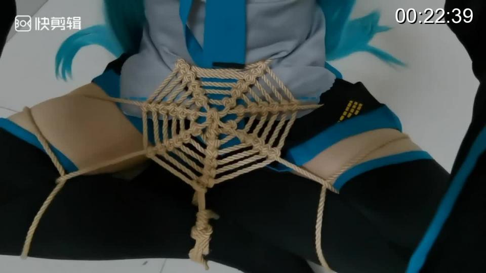 初音  腿部蛛网缚教程 来到林子这么久一直在观摩大佬们的作品，现在决定自己也水一期视频。<br>大家喜欢的话，我将继续拍摄，哈哈