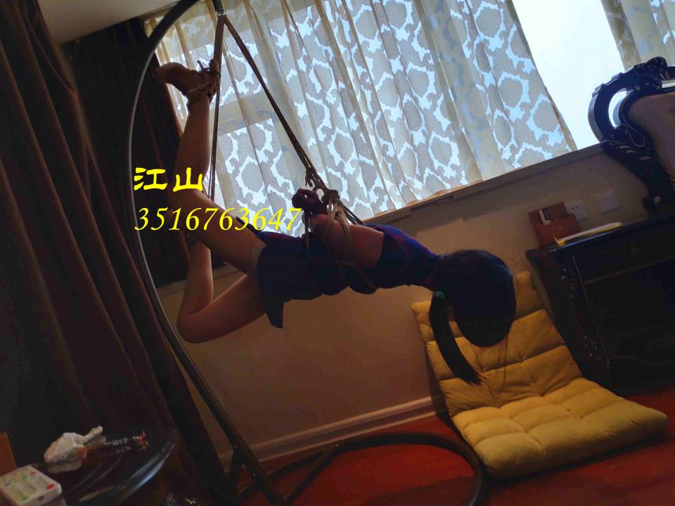 东方舞美女，84斤美女，人生第一次倒吊！也是江山的第一次倒吊！肉丝，高跟，口塞。 东方舞美女，84斤美女，人生第一次倒吊！也是江山的第一次倒吊！肉丝，高跟，口塞。两腿分开吊，吊到吊篮顶端，美女脑充血，几次求江山帮忙抬起来深呼吸！！！<br>江山，3516763647///3401955913，欢迎同好骚扰
