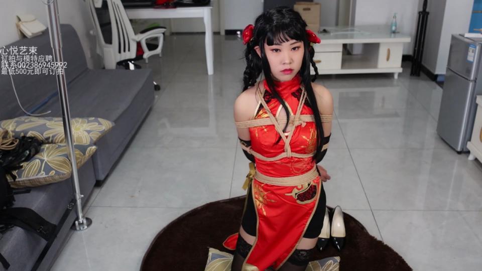 【心悦艺束】可知什么是漫画腿，漫画腿少女草莓得COS第二弹，少女前线红牡丹旗袍 少女前线红牡丹旗袍，衣服时真短，开叉时真高，黑丝美腿又长又细，喜欢COS这种得可以看看。草莓这个漫画般得细腿我着实心动。<br>定拍，模特应聘，请加Q2386945992。最低500元即可订拍。<br>视频中的衣物，丝袜，道具有需要的也可联系我。