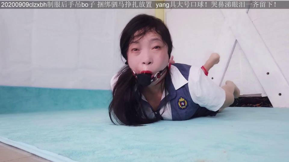 【clz原创】：小百合20200909clzxbh制服后手吊bo子 捆绑驷马挣扎放置  yang具大号口球！哭鼻涕眼泪一齐流下！           小百合也回归了。 回归的小百合直接来一个猛的， 细绳直接绑手抬高 然后直接绕过脖子拉回身后继续绑另一只手<br>被捆绑过的同学知道的，这个绑法 手必须抬起否则会 勒着脖子   这个其实不算什么，之后  还用这个姿势 驷马<br>驷马三种方式放置   勒嘴驷马        头发牵制驷马        大号yang具口球驷马        最后小百合是  鼻涕  口水 眼泪  哗哗 的流！<br>                                                      广西广东地区不墨迹的招收一个 女模特<br>                                                  解压密码：    clzyc<br>                                                任意一个QQ都是联系方式<br>                                         解压密码：clzyc<br>                                     业务范围：专属订拍           一对一视频网调          全国飞现实体验           <br>                                 联系方式：主3329650260    副2703302672  2830734042  2042007538<br>影片时间：22分钟<br>影片大小：1170m<br>售价：16