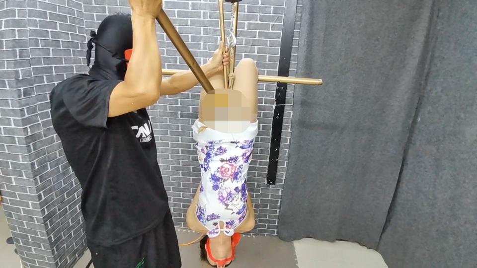HD飞天原创:十字钢管铁架把云儿倒吊起来，把无线TD有线TD全放入下面，象炸DAN一样，威力十足，继续加大力度，加长棒棒和加长肛栓猛的向下,手持式旋转炮机开足马力至GC失禁,呻吟喊叫受不了...... 犬奴云儿喜欢倒吊的十字钢管架按装好了,看到那么多电动玩具,急于尝试,一倒吊才知道难受的滋味、所有tj工具一哄而上，顿时像上天堂一样,从来没这样爽过......<br>需要定拍的客户请加QQ272728243并且面向圈内长期招聘女M、女绳模