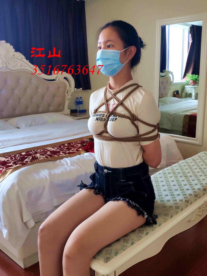 江山工作室新模爱美同学前来报道！刚刚工作的大学生，事务所的佳人，非常爱美！！175cm的身高，39码的脚是绝佳证明。人生初试缚！ 江山工作室新模爱美同学前来报道！刚刚工作的大学生，事务所的佳人，非常爱美！！175cm的身高，39码的脚是绝佳证明。人生初试缚，由开始的喋喋不休的聊天，边看自己逐渐失去自由的被缚状态，到后面憋红了脖子 的忍耐，江山得出一个结论：是个汉子！忍耐力非常好。<br>个子高的腿长，大长腿绑起来颇为费绳子！除了腰硬一点，这个妹子基本上没有可以挑刺的地方。江山很满意，不知道您满意吗？<br>江山，安徽，3516763647.欢迎同好骚扰。模特可以介绍约拍定拍。