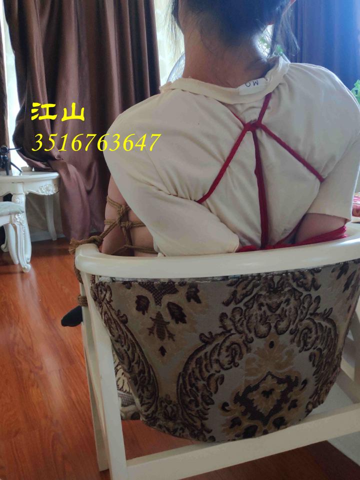 （补链）大长腿爱美同学第二部来啦！胳膊长腿长的爱美同学，体验了龟甲缚，欧式直臂，M字腿  大长腿爱美同学第二部来啦！胳膊长腿长的爱美同学，体验了龟甲缚，欧式（长胳膊居然不能并拢，但是尽量的拢了）直臂，M字腿。爱美同学对于M字腿并没有不适，还是让江山有点诧异的。一般第一次体验的妹子，都会羞涩一些。难道爱美同学还可以深挖……<span style='color:#b0b0b0;'>[隐藏文字，购买后可见]</span><br>打了个双钱结，绳子细看起来并不那么明显。（不能说是江山的问题，一定不能说）<br>江山，3516763647，欢迎妹子骚扰。欢迎喜欢妹子的朋友来！<br>爱美，安徽阜阳，可以定拍约拍。唯美拍摄，妹子不去外地。不果不漏。