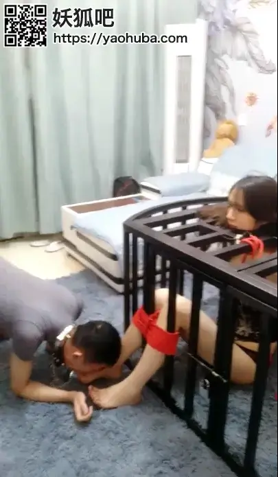 【颜竹s】调教笼子里面下贱高颜值情侣奴 【颜竹s】调教笼子里面下贱高颜值情侣奴<br>创作：颜竹女王作品<br>描述：【颜竹s】调教笼子里面下贱高颜值情侣奴，喜欢的千万不要错过啊，大家支持一下吧