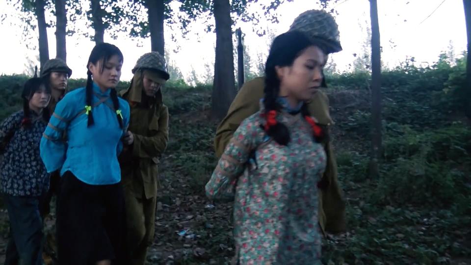 胜景影视定拍：历史大剧《陷落魔窟第二部》上  八路军侦查员在执行任务途中误救女鬼子反遭擒 胜景山庄定拍的作品，演员表演的十分精彩，拍摄的很专业。  剧情介绍：两名八路军侦察员奉命接应爱国学生来根据地，途中听到有人呼救，原来是一伙土匪在强抢民女，二人开枪将其救下。没想到救下的民女是鬼子假扮的，原本目的是摸清土匪老巢从而一举剿灭，却被二人误打误撞救下。二女因为没有防备被女鬼子暗算，连累学生一起被擒到日军司令部，三人经历了严刑拷打后被关在狱中等待着未知的命运.。。。。<span style='color:#b0b0b0;'>[隐藏文字，购买后可见]</span>