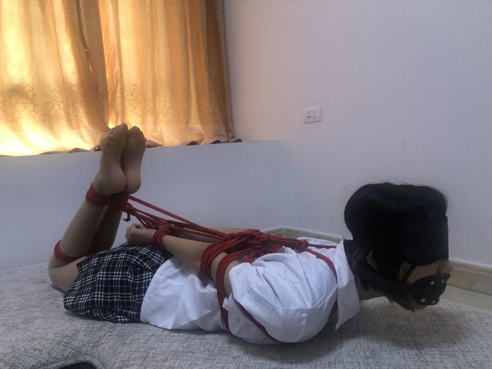 【新月原创】00后小美女 红豆 红绳JK制服肉丝绑架 蒙眼嘟嘴挣扎 【新月工作室】定拍定文QQ：360404589 不知道为什么，今天看到红豆就特别想把她绑起来，难得看这个喜欢裸足的家伙穿肉丝。一根红绳陪她今天的打扮太赞了。绑好扔在房间里，来回简单蹂躏了一下，不行，太可爱了。真不想放她走，看着她无助的挣扎，想骂我，却塞着嘴骂不出来，想打我，却绑着动不了手。哈哈~~