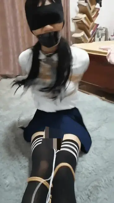 小伪娘10主人的电击刺激 约了不该约的人，主人说要好好的惩罚我，一边嗡嗡嗡一边电击，还要被帮着双腿穿着高跟鞋走路...无论怎么求饶挣扎主人都不给解开QAQ每次被主人玩都会被弄哭，这次，也....<br>qq2045271541 主人还要让我接定制.... 