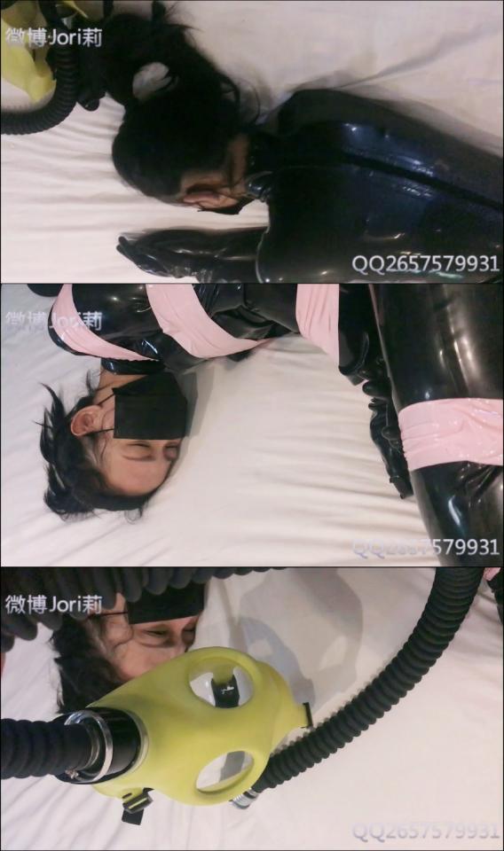 —恋物乳胶紧身衣少女2—犯错后的惩罚生性倔强的莉莉最后还是求饶了！！ jori莉原创—恋物乳胶紧身衣少女—犯错后的惩罚生性倔强的莉莉最后还是求饶了！！<br>莉莉又不听话偷偷的抽烟了，所以回到宾馆直接给她穿上紧身乳胶衣，这只是开始，全身捆绑后，戴上了防毒面具连接管子，然后拿出香yan，因为管子和面具都是密闭的，所以莉莉每次呼吸只能吸到二手yan，多次尝试后莉莉苦苦求饶！！  最后甚至滚到了地板上，当然还不能放过，拿出负压瓶子，连接着面具 咕噜噜的水流声。。。。。。