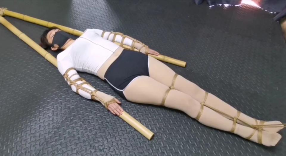 考拉式柱缚+竹杠麻绳女体缚 出品：路由工作室<br>路由工作室出品，美女考拉式柱缚 竹杠麻绳女体缚，考拉式柱缚 竹杠麻绳女体缚，考拉式柱缚 竹杠麻绳女体缚，考拉式柱缚 竹杠麻绳女体缚
