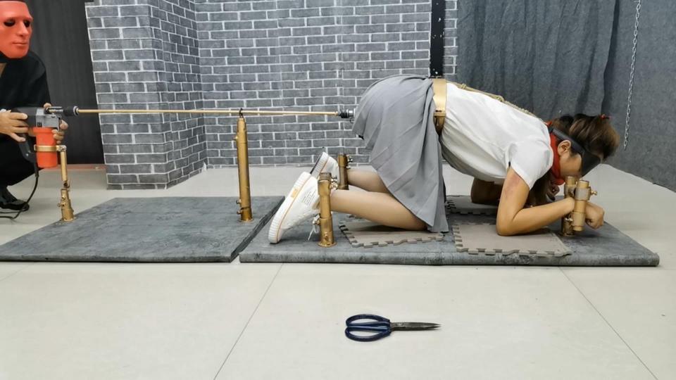 HD飞天原创:云儿等待已久的金属杆加长炮机制造完毕,其力量强大，定位准确，磨擦力也非常强，把云儿折磨的GC一次又一次,像上天堂的感觉...... 云儿说,想体验一下欧式风格那一种加长炮机，专门花费半月时间为犬奴云儿设计了子母式k9架和加长炮机组合，把其紧固在欧式k9架上,振动拍打挠痒，后面加长金属杆炮机向其猛烈开火,爽的犬奴云儿gc一次又一次,用喷出来的骚水为其洗脸,刺激的让其爽翻了天......<br>需要定拍的客户请加QQ272728243并且面向圈内长期招聘女M、女绳模