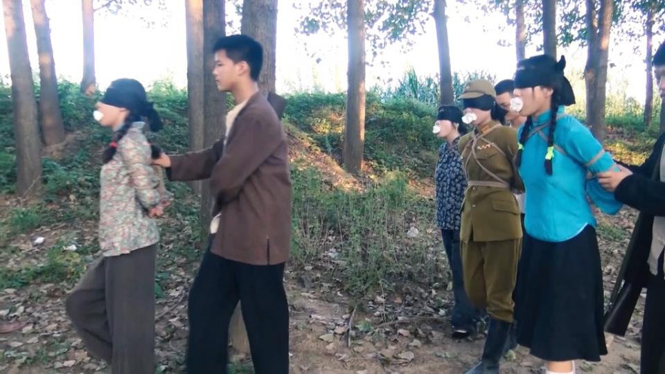 胜景山庄定拍：《陷落魔窟第二部》下  关押不慎女鬼子逃脱，众美女刚脱虎口又入狼窝 陷落魔窟系列的完结篇，女八路成功的救回战友并把女鬼子押回了根据地，不料一时疏忽被其逃脱，根据地遭到鬼子偷袭，众女落入敌手。在押解回司令部的途中，之前被赶走的土匪卷土重来打死了押送的鬼子，五女被土匪五花大绑押回山寨。。。。。预知五女命运如何，视频更精彩。<span style='color:#b0b0b0;'>[隐藏文字，购买后可见]</span>