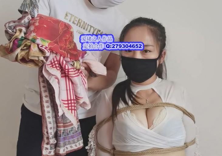 丝巾劫~ 约会网友被绑。威逼交出包里的Q和银行卡，结果发现包内有大的丝巾，才知道MM特别喜欢丝巾。她野没想到接她的人是个丝巾堵嘴蒙面爱好癖、、、、、