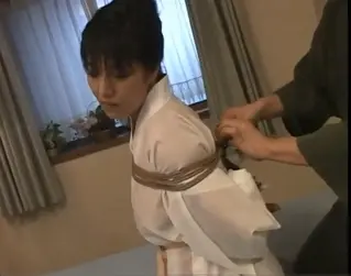 紧缚熟妇 紧缚熟妇<br>把熟女紧紧捆绑，希望大家喜欢