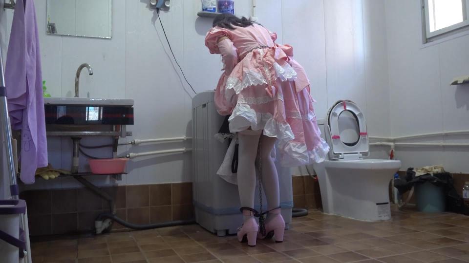 【模特小翼 掉入陷阱的女仆5】 好久没有回到自己房间的女仆特准回来看看房间 又脏又乱 戴上镣铐收拾 结果被[不可描述]刺激到失禁....换了一身可爱的衣服以后又在厕所里[不可描述]过去...