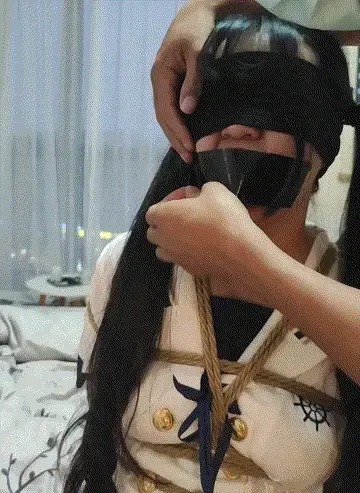【冷与贝022】双马尾jk妹妹丝袜堵嘴，蒙眼，捆绑轮滑鞋 统一解压密码：leng<br>解压后修改后缀为.mp4<br>冷少被全身紧缚，丝袜堵嘴 丝袜蒙眼，穿着轮滑鞋在地上被推着滑，然后折腿缚，驷马缚后打屁屁。
