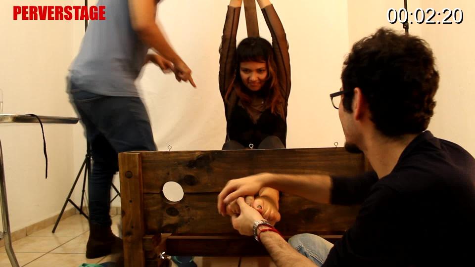 Giovanna's First Time Giovanna is a tall, ebony girl with a beautiful smile, during a filming of Trampling and FootWorship with Princess and Vixens we realized that she was very ticklish, so we do not hesitate to convince her to participate in a tickle session, Giovanna is a girl who It reminds us of the celebrity Halle Berry, she also reminded us of Amy another of our models in her laughter, voice and personality, but honestly Giovanna seems to be much more ticklish, now she is among our most ticklish models.<br><br>Giovanna is a big feet, her feet size 10, it's fun to hear her sexy laugh, while her feet try to escape the stock.<br><br><span style='color:#b0b0b0;'>[隐藏文字，购买后可见]</span>