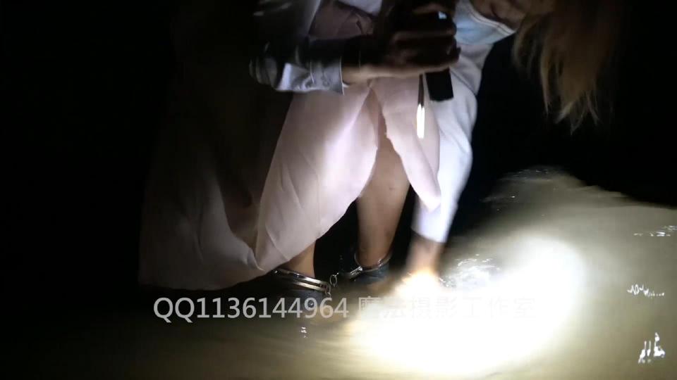 【魔法摄影工坊--【模特小翼 夜间镣铐海边游玩】 特价 晚上 小翼突发奇想想去海边赶海玩 戴上脚铐以后来到海边发现涨潮没法去挖海鲜了..最后只能在岸边玩玩水就回去了<br>由于是测试相机夜间拍摄能力 画质就有点低<br>