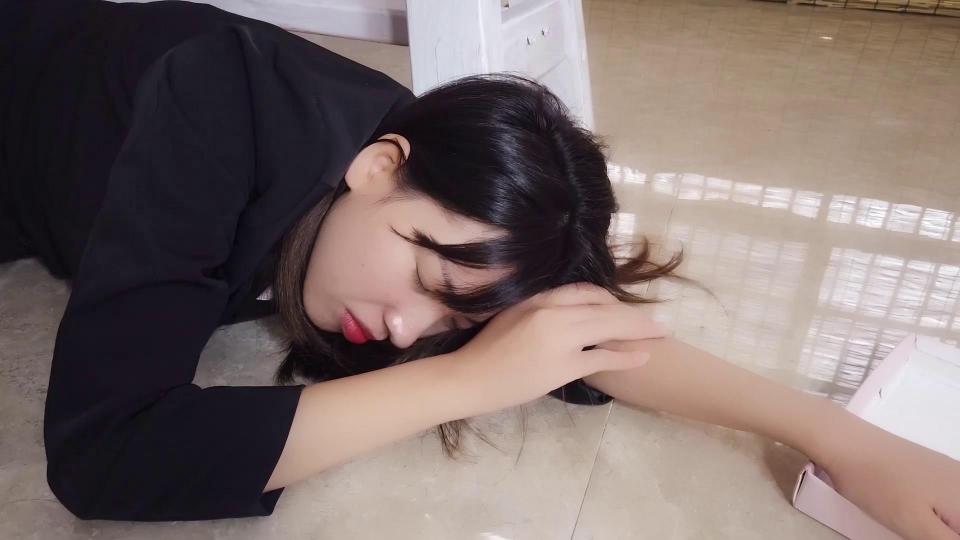 【clz原创】：20924clzll职业装找钥匙和tiaodan遥控器    这部作品是客户订拍作品感谢客户可以让咱发布，最近真的比较忙，所有一直没有时间进行拍摄！<br>           这部作品类似一个剧情故事  KB剧情不是很多  大概剧情就是模特被控制之后要求完成找钥匙的任务<br>tiaodan是一直塞在下面的所有模特所有的动作都和td的频率有关，最后因为受不了TD的震动发生了GC摊软在地上！                           <br>                                     广西广东地区招收一个 女模模特<br>                                                  解压密码：    clzyc<br>                                                任意一个QQ都是联系方式<br>                                         解压密码：clzyc<br>                                     业务范围：专属订拍           一对一视频网调          全国飞现实体验           <br>                                 联系方式：主3329650260    副2703302672  2830734042  2042007538<br>影片时间：42分钟<br>影片大小：2142m<br>售价：13