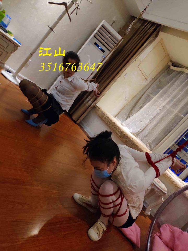母女一起折磨！静静和女儿一样的造型，绑地上之后欧式直臂挂在铁链子上，享受站立蹲着两难的折磨！！ 母女一起折磨！静静和女儿一样的造型，绑地上之后欧式直臂挂在铁链子上，享受站立蹲着两难的折磨！！<br>静静白衬衫黑裙细高跟黑丝袜OL装，女儿白丝袜帆布鞋白紧身衣学生装，母女互相看着对方的怜悯对方的眼神，让江山很是心疼……<br>母女都可以约绳！<br>江山，3516763647