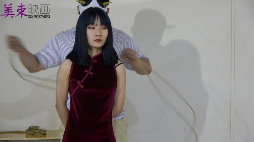 【美束映画】小黑TK，紧紧捆绑让你无处可逃，然后，忍受无限痒痒的[不可描述]吧！ 【美束映画】小黑TK，紧紧捆绑让你无处可逃，然后，忍受无限痒痒的[不可描述]吧！<br>终于又剪辑了一部，这次是小黑了，一个非常可爱，超级怕痒痒的小丫头，终于，工作室又赢来一个超级怕痒痒的美妞，好吧，既然你怕痒痒，那么必不可少的痒痒挑战，就是你，四种绑法，每种都让你无法阻止我对你的痒痒惩罚！<br>好了，这次来试试四个不同的绑法，每次绑你都是为了更好让你感受痒痒的无处可逃！！<br>五花，老虎凳，日式高手，异形吊，膝盖走路，直立对视，口球，蒙眼，各种各样花样，咱们看图说，希望大家喜欢哈！！！<br><br>视屏时长：71分51秒<br>清晰度：1920:1080p<br>大小：6.9G<br>视频请下载后解压缩，无密码，没办法，李叔叔管得紧，我们只能注意了！<br>此外，武汉美束映画工作室欢迎大家约拍定拍了！我们不敢说是最便宜的，但是绝对保证最高性价比！ <br>目前有10多位模特接受约拍定拍，环肥燕瘦，沉鱼落雁！各种模特任你选择！<br>联系企鹅：老男孩 2908736833<br>好了，下面就是连接了，希望大家喜欢多多购买，你们的支持，才是我们发展的最大鼓舞和动力。<br>