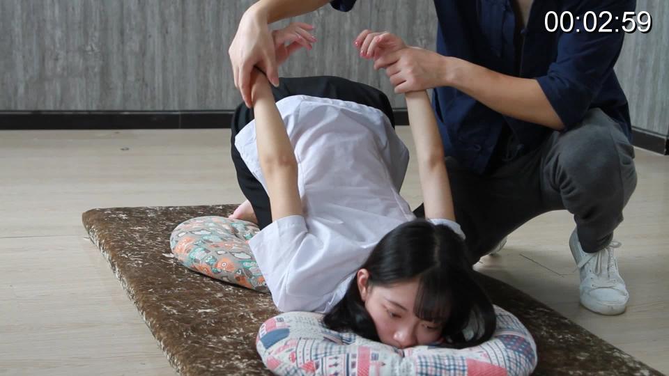 反扭珊珊 唯美之家定拍的反扭大美妞珊珊，精致的脸蛋，苗条的身材，柔软的身体。反扭起来很好看。喜欢反扭的朋友们可以看看。