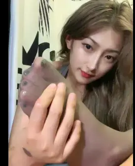 品丝论足- 长发美女灰丝 创作；品丝论足<br>长发美女灰丝<br>品丝论足是美腿丝袜系列，腿控的千万别错过，各种养眼，各种诱惑！！！！！！！！！！！！