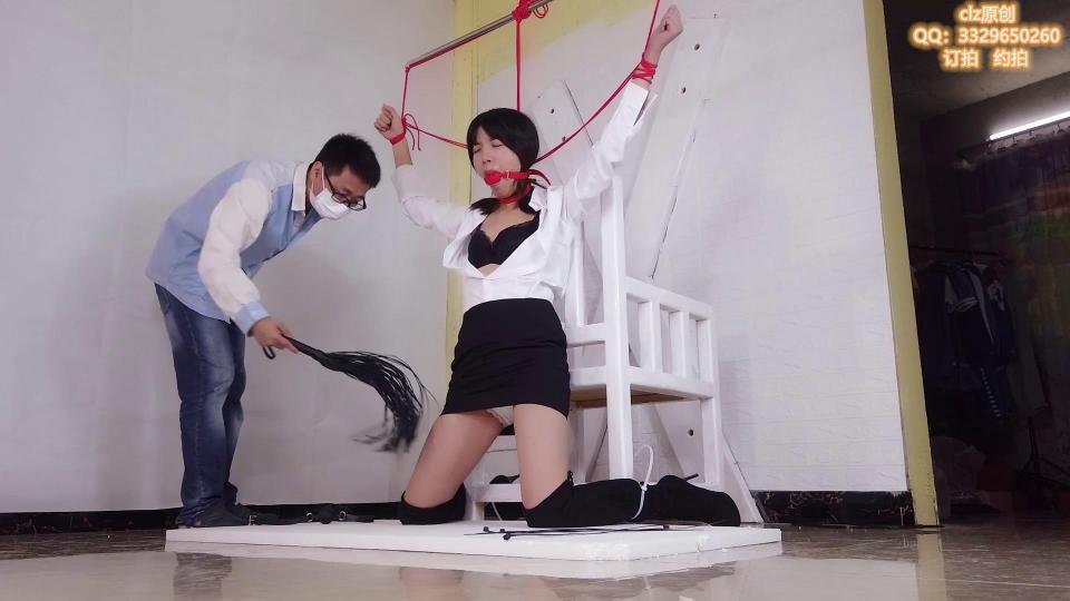 【clz原创】：20101201clz灵粒黑色长靴跪缚两种姿势放置鞭打大号口球   灵粒性感黑色长靴跪缚捆绑放置, 第一段是用轧带双手举高固定在椅子上，然后脖子捆上细红绳链接到椅子这样头部就动不了了<br>     脚是双脚分开用轧带固定在桌角 合并不了。带上大号口球任由其挣扎！ 中途把上衣扣子解开露出黑色文胸<br>                  第二段则是加高难度，首先脖子的绳子更紧，双手用一根横杠固定拉高绑好手碰不到横杠，并且手部的绳子和脖子是相连的，这样手一动就回牵制到脖子的绳子 会达到zhixi效果，这个绑法很好玩，再加上鞭打，灵粒是一动不敢动，口球也塞着叫不出声。。很好玩。<br>                    这部片其实不是很严厉但是整部片连续跪了 40分钟都没有起身，对于灵粒来说是一个难度，其次就是绑法上因为连着脖子也非常难受！           <br>                                     广西广东地区招收一个 女模模特<br>                                                  解压密码：    clzyc<br>                                                任意一个QQ都是联系方式<br>                                         解压密码：clzyc<br>                                     业务范围：专属订拍           一对一视频网调          全国飞现实体验           <br>                                 联系方式：主3329650260    副2703302672  2830734042  2042007538<br>影片时间：46分钟<br>影片大小：2342m<br>售价：30