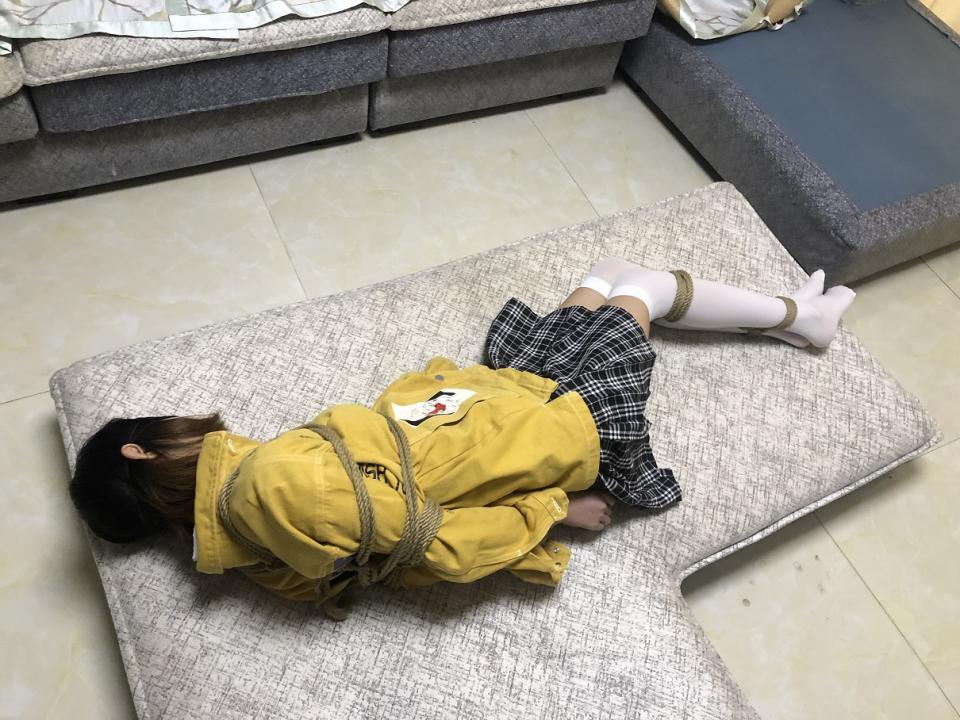 【新月原创】00后小美女 可爱红豆 白丝驷马 捆绑看家 【新月工作室】定拍QQ：1003187439 闲着无聊，红豆跑来我这里想蹭网蹭饭打王者，我当然不同意，凭什么要浪费光阴？借着去拿快递和丢垃圾的借口，我完美的骗红豆来驷马绑上，让她给我看家，她直接说：“你特么想绑就直说，等下绑起我又不解开！”既然明白我的意思就更好办了。有本事绑了你自己解呗~哈哈~