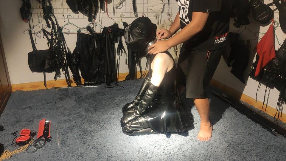 【新的征程！20天CDM极限体验】一 跑步机上的芭蕾舞靴！ 工作室最近来了一个伪娘M,大概要在我这里待上20天的时间，期间我会和群友一起对她进行拘禁以及调教，让‘她’在这二十天里，不用依靠任何的器具，完全凭借着自己，穿着芭蕾舞靴走路，并且我每天都会在群里展示‘她’的处境，吊缚，全包，狗笼，另外喜欢靴子皮具的，也可以多多关注，因为我也喜欢。<br>     有任何意见，或者建议，欢迎联系我！QQ:53967784<br>由于网盘和谐率太高，因此我不得不加大解压难度，但还是建议所有同号能下载以后解压！<br>1.下载压缩包后，输入解压码kfgh9421QBz<br>2.接下来你会得到一个扩展名为zippp的文件，将文件扩展名改成zip，确认后，再次解压即可！<br>3.最后你会得到一个mppp4的文件，老样子，将文件扩展名改成MP4，确认后就可以观看了！<br>4.步骤有点麻烦，但好在效果不错，可以有效防止和谐！如果同好们觉得麻烦的话，那就只能抱歉了！