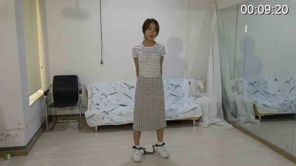 小丁 美束映画最新定拍作品，专业模特小丁亲情出演。诱人的身材，优质的面容，丰富的表现力，扎实的台词功底。丰富的元素，反扭，抓捕，扎带押解，反铐，五花大绑，驷马挣扎等等。T恤紧身网格半身裙，T恤紧身牛仔裤，两套服装。