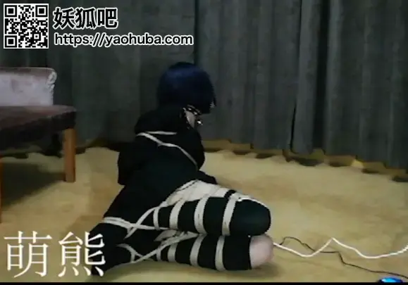 开腿自缚，这次穿了身暗黑风格的衣服，虽然看起来像精神小妹hhhh 是一个开腿日式的自缚，同样的录了全过程，电击gs跟zdb，因为好久没用了，差点没顶住，电的我疯狂拍地，最后附带一小段解开后自己玩zdb的镜头<span style='color:#b0b0b0;'>[隐藏文字，购买后可见]</span>