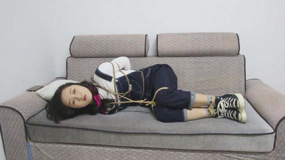 清纯少女背带裤，驷马新感觉，168清纯可人，驷马，蒙眼，勒嘴、团脚走，棒棒试探…… 新妹子悦儿，168清纯可人，驷马，蒙眼，勒嘴、团脚走，棒棒试探……感受无奈，娇羞并快乐着……交流定拍：364482430（一定要备注定拍）。最近和谐很频繁，有下载遇到问题的朋友直接QQ我，我会第一时间解决。