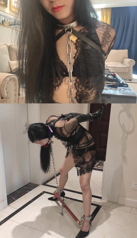 奴隶秘书之戴着鼻环的小雅 下集 单手套 项圈狗链 贞操带 拘束衣 开脚枷 口塞 后手吊 性感纱衣的漂亮小姐姐被玩弄 鞭打 皮革拘束 性感纱衣的漂亮小姐姐被玩弄，强制穿上单手套，脚镣戴着鼻环被后手吊在墙上，用脚枷强制叉开双脚 藤条鞭打 塞着口球发不出声音，只能呜呜叫着 被主人欣赏玩弄，解开乖乖跪着服伺主人，被穿上拘束衣牵到小房间用铁链拴在墙上，戴上口球，戴上黑头套陷入无尽的黑暗等待再次被主人临幸。最后是刚戴上长枷时和主人的温馨交流。<br>夜未央工作室 欢迎定拍 诚邀绳模小姐姐合作：QQ 2593230381