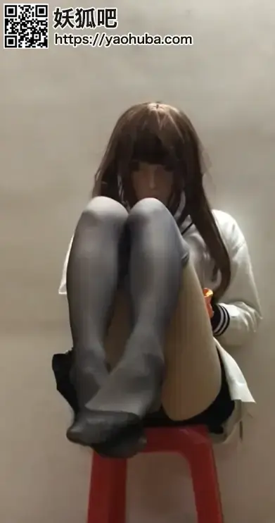 【绝赞全身双层乳胶】蜜柑さんの二重のヘッドセットゲームHD1080P 蜜柑さんの二重のヘッドセットゲーム<br>ミカンさんのセクシーなトップカバーの下に、なんとラテックスのトップカバーがありますか？前回のゲームにrubber続いて、みかんさんは自分にもっとlatex大きな遊び方をして、もっと刺激的なzentai遊びをしたいです。そこで今回彼女は誰にもkigurumi二階建ての超タイトヘッドセットを子规持っていると言わず、自分の下の体をpantyhoseクレイジーにマッサージしました。潮高见が重なると，まだ意が尽きない。<br><span style='color:#b0b0b0;'>[隐藏文字，购买后可见]</span><br><br>老板们记得把我的妖狐吧的视频主页链接添加收藏哦~随时获取最精彩的好片~<br>