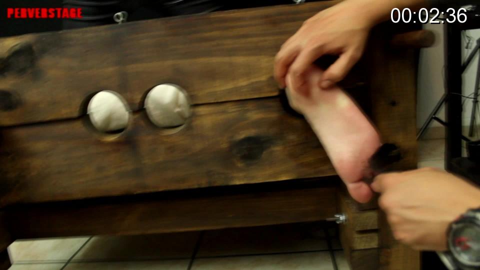 Janette's Torment Part 2 Second part of this session with Janette where she has her back, trapped in the stock, she suffers in a very sensual way, she writhes in laughter while 2 evil ticklers brushed their soles.<br><br><span style='color:#b0b0b0;'>[隐藏文字，购买后可见]</span>